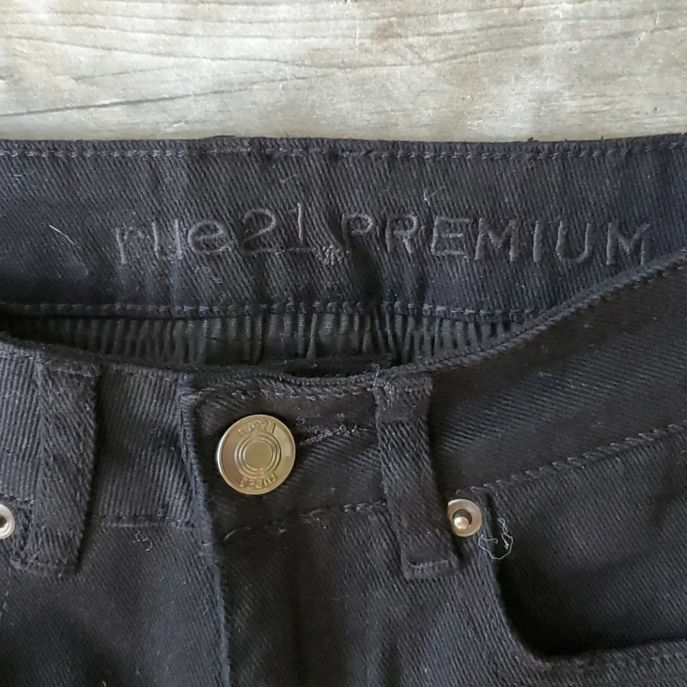 Rue 21 Black Distressed Bermuda Jean Shorts Sz 26 - Picture 4 of 6